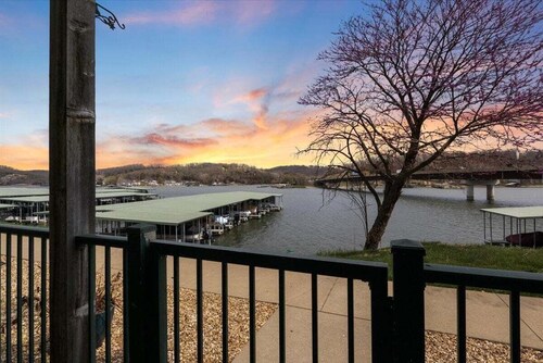 Steps to Water, Serene View, Updated Condo Family Fun w/ 3 Pools in Camdenton