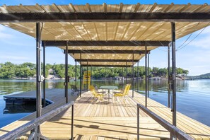 Outdoor dining - Firepit, Kayaks, Paddle Board, Lake Views, Great Location (Camdenton)
