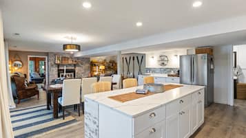 Rumah, Beberapa Tempat Tidur, patio (Chateau Relaxo) | Tempat makan