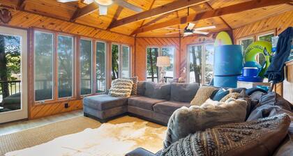 Firepit, Kayaks, Paddle Board, Lake Views, Great Location