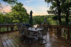Outdoor dining - Lakefront Home, Private Dock + Kayaks,arcade Games, Pet Friendly (Lake Ozark)