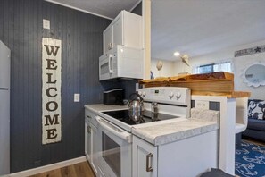 House, Multiple Beds, Patio (The Knot-ical Nook) | Private kitchen