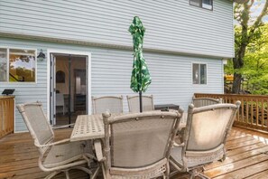 Outdoor dining - Lakefront Home, Private Dock + Kayaks,arcade Games, Pet Friendly (Lake Ozark)