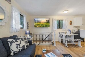 House, Multiple Beds, Patio (The Knot-ical Nook) | Living area