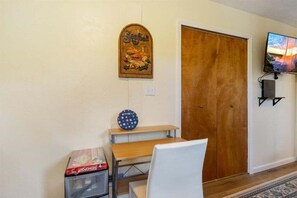 Hus - flere senge - terrasse (The Knot-ical Nook) | Interiør