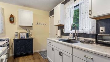 Nhà, nhiều giường, sân hiên (The Knot-ical Nook) | Bếp riêng