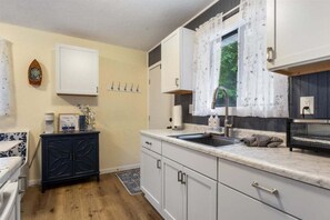 Nhà, nhiều giường, sân hiên (The Knot-ical Nook) | Bếp riêng