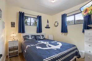 3 bedrooms, individually decorated, individually furnished, bed sheets - Lakefront Home, Private Dock + Kayaks,arcade Games, Pet Friendly (Lake Ozark)