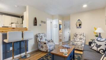 House, Multiple Beds, Patio (The Knot-ical Nook) | Living area