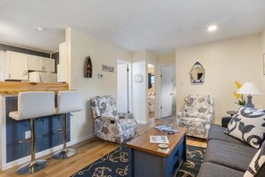 Nhà, nhiều giường, sân hiên (The Knot-ical Nook) | Khu phòng khách