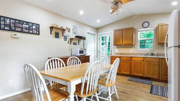 Ferienhaus, Mehrere Betten, Terrasse (Gravois Getaway) | 2 Schlafzimmer