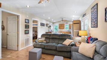 Casa, varias camas, patio (Gravois Getaway) | Área de sala de estar