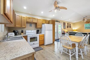 Hus, flere senger, terrasse (Gravois Getaway) | Eget kjøkken