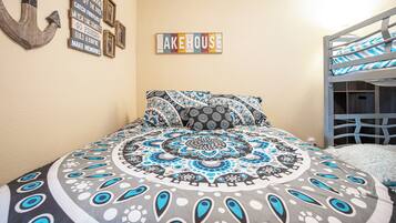 独立别墅, 多张床, 露台 (Gravois Getaway) | 2 多间卧室、特色装修、特色家居、床单