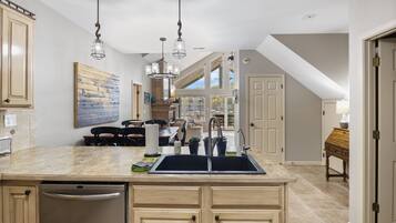 Maison, plusieurs lits, patio (Huckleberry Hill Haven) | Cuisine privée