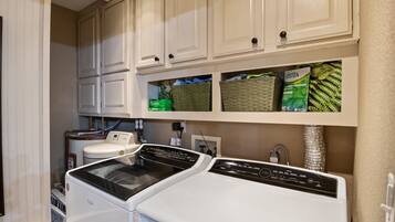 Hus - flera sängar - uteplats (Huckleberry Hill Haven) | Tvätt