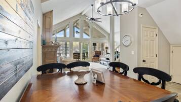 Hus - flera sängar - uteplats (Huckleberry Hill Haven) | 3 sovrum, individuell inredning, unika möbler och sängkläder