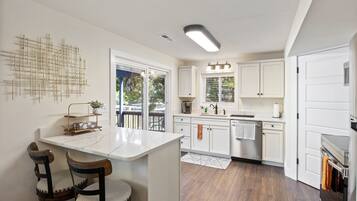 House, Multiple Beds, Patio (Missouri Belle) | Private kitchen