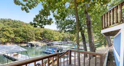 Minutes From the Strip - Nightlife and Dining!