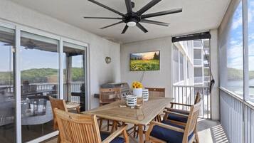 Condo, varias camas, hidromasaje (Sunset Cove) | Restaurante al aire libre