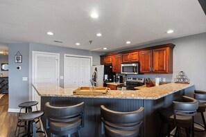 公寓客房, 多張床, 熱水浴缸 (Sunset Cove) | 私人廚房