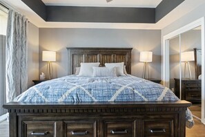 3 bedrooms, individually decorated, individually furnished, bed sheets - Modern Decor, Views, Grill, Workstation, Boat + 2 PWC Slips & Resort-style Amenities (Osage Beach)