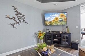 คอนโด, หลายเตียง, อ่างน้ำร้อน (Sunset Cove) | บริเวณนั่งเล่น