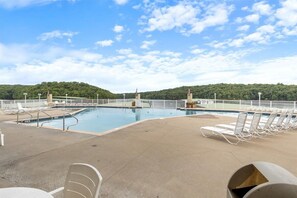 สระว่ายน้ำในร่ม, สระว่ายน้ำกลางแจ้ง