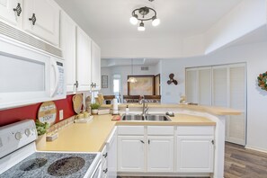 Bloc d'apartaments, diversos llits, cuina (Blessings on Emerald Bay) | Cuina privada