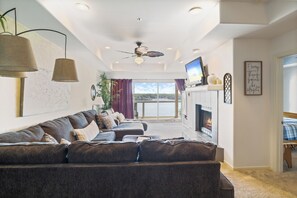 Condo, nhiều giường, bếp (Blessings on Emerald Bay) | Khu phòng khách