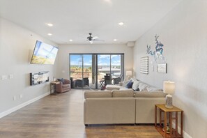 Lägenhet - flera sängar - uteplats (Elevated Oasis) | Vardagsrum