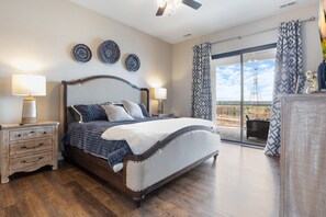 3 bedrooms, individually decorated, individually furnished - Amazing Top Floor Condo at Topsider Resort Community (Osage Beach)