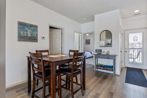 Leilighet, flere senger, balkong (Sweet Sunrise) | 2 soverom, individuelt dekorert, individuelt innredet og sengetøy