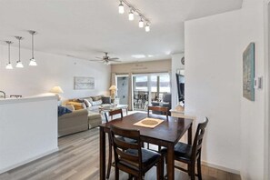 Lejlighed - flere senge - balkon (Sweet Sunrise) | 2 soveværelser, individuelt design, individuel indretning, sengetøj