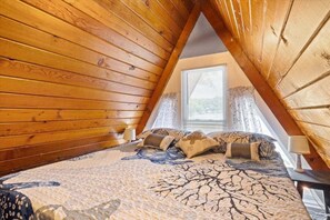 Talo, useita sänkyjä, patio (Changes In Attitude) | 2 makuuhuonetta, yksilöllisesti sisustettu, yksilöllisesti kalustettu