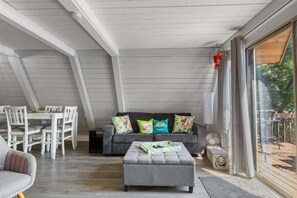 Talo, useita sänkyjä, patio (Changes In Attitude) | Oleskelualue