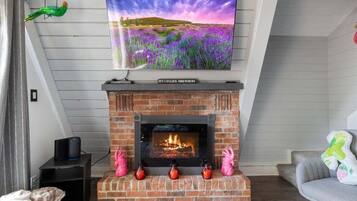 Casa, várias camas, varanda (Changes In Attitude) | Área de estar