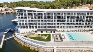 Un hôtel moderne à plusieurs étages, doté d’une piscine et d’une zone d’amarrage.