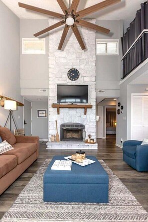 Living area - 3 Bedroom Osage Beach Condo w/ Pool & Main Channel Views (Osage Beach)