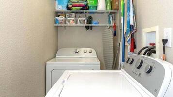 Bloc d'apartaments, diversos llits, accés a la piscina (At The 19) | Bugaderia