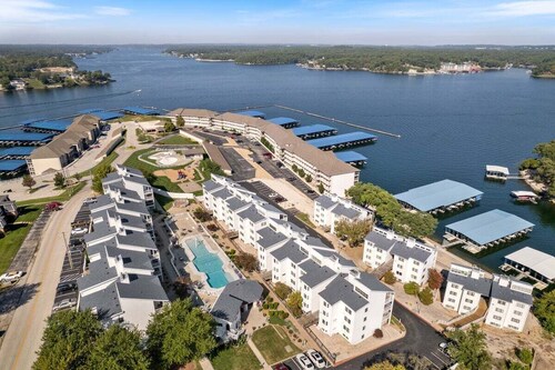 3 Bedroom Osage Beach Condo w/ Pool & Main Channel Views