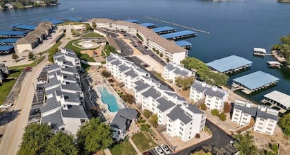 3 Bedroom Osage Beach Condo w/ Pool & Main Channel Views