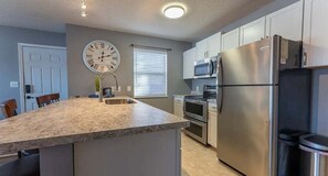 Lejlighed - flere senge - adgang til pool (Gibson's Getaway) | Privat køkken