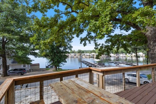 Lakefront Home in a Quiet Cove, Private Dock, Outdoor Dining & Fishing