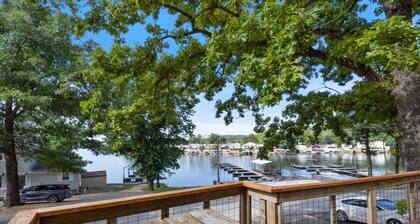 Lakefront Home in a Quiet Cove, Private Dock, Outdoor Dining & Fishing