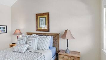 Condo, varias camas, patio (Sunkissed Cove) | 3 habitaciones, decoración personalizada y muebles diferentes