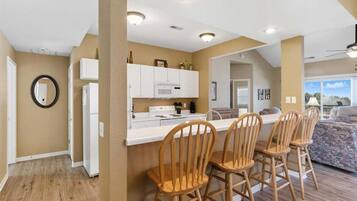 Condo, nhiều giường, sân hiên (Sunkissed Cove) | Bếp riêng