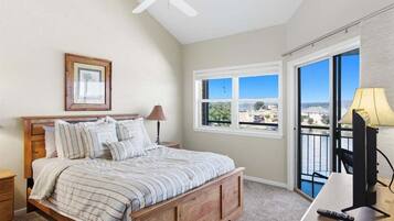 Apartamento, varias camas, patio (Sunkissed Cove) | 3 dormitorios, decoración individual, mobiliario individual