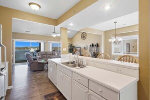 Apartamento, varias camas, patio (Sunkissed Cove) | Interior