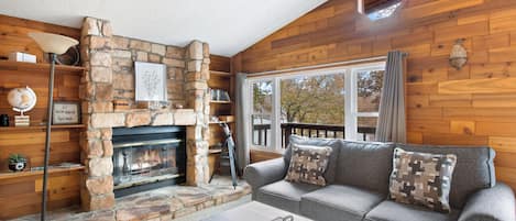 ハウス ベッド (複数台) パティオ (Fireside Landing) | リビング エリア